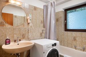 Un baño con lavabo y lavadora. en Ferienwohnung Bergblick, en Triberg 17 fotos más