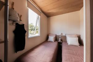 Una pequeña habitación con una cama y una ventana. en Domaine Sainte Veziane, en Bessan 64 fotos más