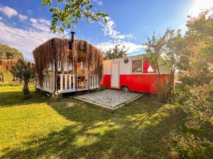 Κήπος έξω από το Mona Glamping Caravan Suites