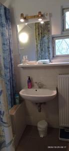 a bathroom with a sink and a toilet and a window at Magyar Tenger Pihenőház, 4-8 főre Balatonakarattya in Balatonakarattya +37 photos