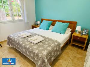 een slaapkamer met een bed met twee handdoeken erop bij Appartamento Safir Son Bou con vista mare e piscina in Son Bou +19 foto's