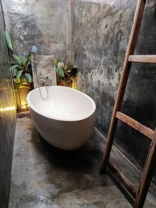 een wit bad in een kamer met een ladder bij Gusti Ayu Private Bali House - 2 Bedrooms near Kerobokan in Kerobokan