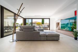 - un salon avec un canapé et un grand aquarium dans l'établissement Villa Boston luxury home with pool and Cali vibes, au Grau-dʼAgde 37 autres photos