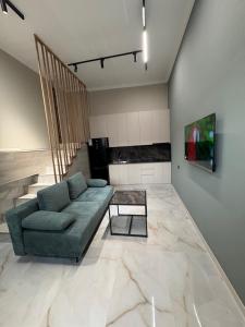 een woonkamer met een bank en een tafel bij Central Guesthouse in Kapan