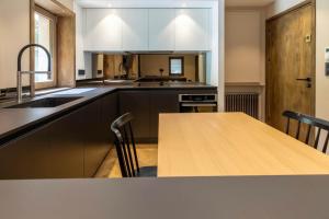 cocina con mesa de madera y encimera en La Forêt 15, en Méribel