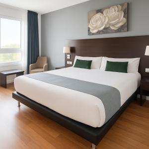 una cama blanca grande en una habitación de hotel en VTZ Hotel Plaza España, en Zaragoza