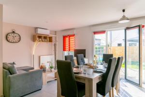 une salle à manger avec une table et des chaises dans l'établissement Villa Paulina village heart near the beaches, à Portiragnes