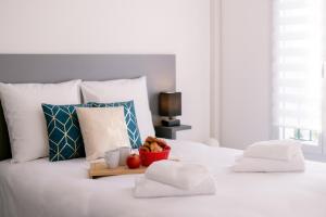 - un lit blanc avec un plateau de nourriture dans l'établissement Villa Paulina village heart near the beaches, à Portiragnes 25 autres photos