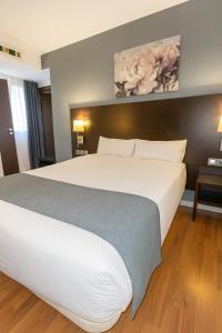 una cama blanca grande en una habitación de hotel en VTZ Hotel Plaza España, en Zaragoza 17 fotos más