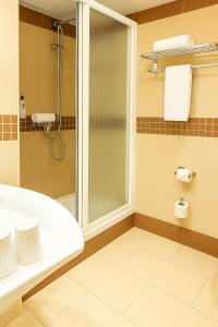 un baño con ducha y lavabo en VTZ Hotel Plaza España, en Zaragoza