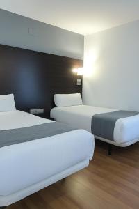 Postel nebo postele na pokoji v ubytování VTZ Hotel Plaza España