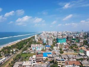 スリ・ジャヤワルダナプラ・コッテにあるSun Hinda Colomboのビーチや建物のある街の景色を望めます。