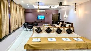 TV a/nebo společenská místnost v ubytování Amrut Inn