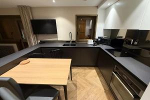 una cocina con una mesa y una encimera en La Forêt 15, en Méribel