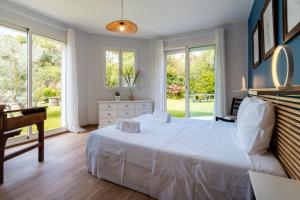 Postel nebo postele na pokoji v ubytování Villa Andria Family-friendly trampoline & pool