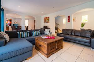 Posezení v ubytování Villa Andria Family-friendly trampoline & pool + 65 fotografií