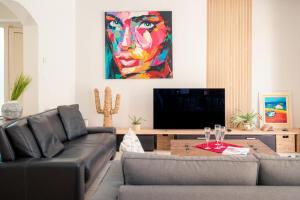 TV a/nebo společenská místnost v ubytování Villa Andria Family-friendly trampoline & pool