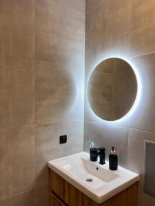 Koupelna v ubytování Стильна нова квартира з видом на гори та вітряки