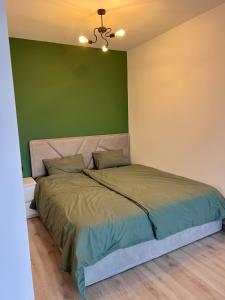 Postel nebo postele na pokoji v ubytování Стильна нова квартира з видом на гори та вітряки