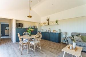 バースにあるHillbyreのテーブルと椅子とソファのあるリビングルーム