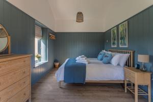 バースにあるHillbyreの青い壁の大きなベッドのある寝室