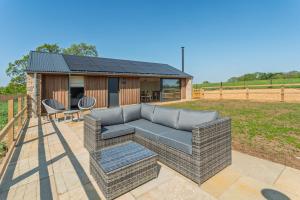 バースにあるHillbyreの家の前のパティオにあるソファ