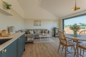 バースにあるHillbyreのソファとテーブルのあるキッチンとリビングルーム