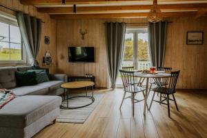 een woonkamer met een bank en een tafel bij Domki Dobre Miejsce in Rabka