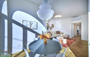 salon ze stołem i krzesłami w obiekcie APT in Villa Bianca with Pool and air conditioning w mieście Lierna