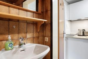 een badkamer met een witte wastafel in een kamer bij Appartment Auszeit in Schönwald +16 foto's