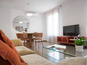 un soggiorno con un divano, una TV e un tavolo di Habana en el corazón de Cuenca a Cuenca