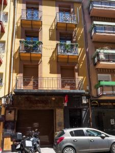 una moto parcheggiata di fronte a un edificio di Habana en el corazón de Cuenca a Cuenca