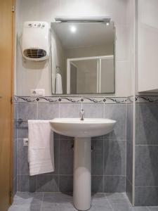 un bagno con lavandino e specchio di Habana en el corazón de Cuenca a Cuenca Altre 22 foto