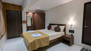 Postel nebo postele na pokoji v ubytování Amrut Inn