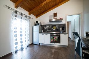 a kitchen with a stove and a refrigerator at Dicentra Guest House in Villanova dʼAsti +20 photos