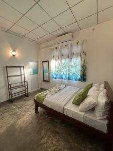 a bedroom with a large bed in a room at Villa J-95 in Galle