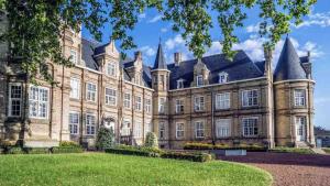 a large brick building with a large yard at Le Garage - logement insolite à 2 pas de Lille in Sainte-Marguerite