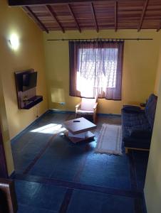 a living room with a couch and a coffee table at Chalé da Lili in Nova Friburgo