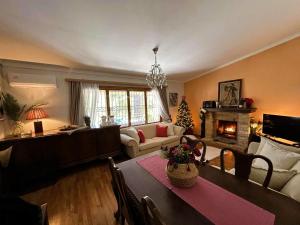 Posezení v ubytování Daydream Nature Home - Hot Tub & Cinema Experience