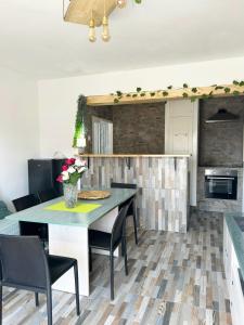 Η κουζίνα ή μικρή κουζίνα στο Deniahome Angie