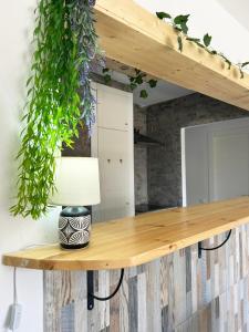 una mesa con una lámpara encima en Deniahome Angie, en Denia 2 fotos más