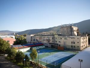 una pista de tenis en la parte superior de un edificio en Randori Rest, en Gori