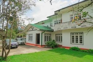 een huis met auto's ervoor geparkeerd bij Glenfall Guest in Nuwara Eliya