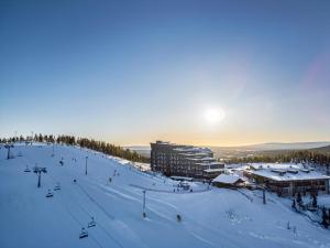 列维Hotel Levi Panorama的雪地里的人在滑雪场 更多60张照片