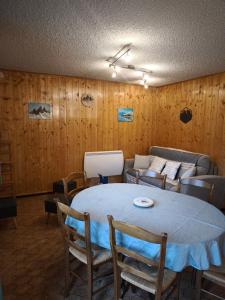 艾尔比蒙通Appartement au pied des pistes的带桌子和沙发的餐厅