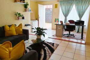 Posezení v ubytování Olivia Pines Guesthouse 4 Bedroom Self Catering House