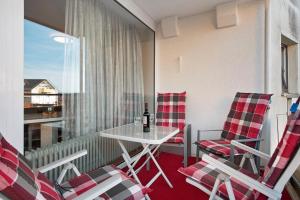 a room with a table and chairs and a window at Fewo Jutta in Oberuhldingen