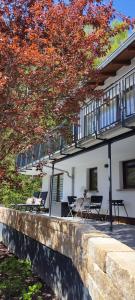 ein Haus mit 2 Stühlen und einem Balkon in der Unterkunft Chalet am Diemelsee - Ferienwohnung mit Terrasse im Sauerland in Heringhausen + 9 Fotos