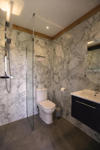 マインヘッドにある1 Bed Hut - Sleeps 4 - Pets - Parkingのトイレ、シャワー、洗面台を備えたバスルーム