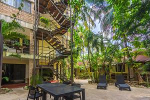 a black table and chairs in front of a building at Hotel B&B - 5th Avenue in Playa del Carmen